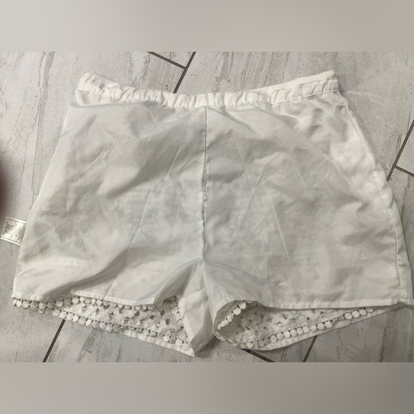 Cupcakes and Cashmere| High waisted white eyelet shorts. Lined. Size 2. - Picture 3 of 8